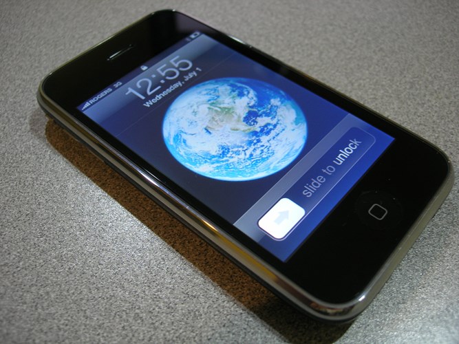 Xuất hiện vào năm 2009, thế hệ thứ ba của iPhone có tên iPhone 3GS. Đây được xem là bản nâng cấp của iPhone 3G khi vẫn giữ nguyên thiết kế. Tuy nhiên, iPhone 3GS tập trung vào nâng cấp cấu hình bên trong với camera hỗ trợ thêm chức năng quay video. Ảnh: Smartphone.