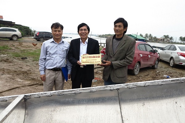 Toyota Việt Nam tặng 3 thuyền cứu hộ cho đồng bào Quảng Bình
