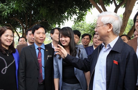 Tổng bí thư Nguyễn Phú Trọng trao đổi với các cử tri huyện Đông Anh, Hà Nội. Ảnh: Zing
