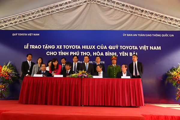 Ký kết biên bản trao tặng 3 xe Toyota Hilux cho đại diện 3 tỉnh miền núi