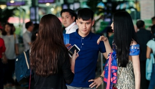 Công Vinh mặt buồn bã dù Thủy Tiên ra sân bay đón