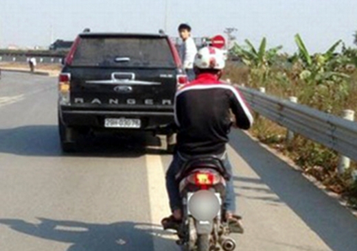Hà Nội: Đu trên ô tô gần 10km đòi giải quyết tai nạn!