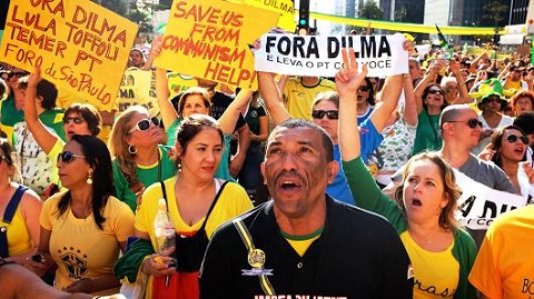 2. Chính Trị Brazil. Vào ngày 16 tháng 3, hàng trăm người đã tham gia cuộc biểu tình phản đối việc đề cử ông Lula vào ghế Chánh Văn Phòng cho nhiệm kỳ Tổng thống. Sau đó họ đã dùng Facebook làm nơi chia sẻ quan điểm và đã tạo nên hơn 4 triệu cuộc đối thoại về chủ đề này. Ngày hôm sau, khi ông Lula tuyên thệ nhậm chức, hơn 4 triệu người khác đã lên Facebook để chia sẻ ý kiến của mình. 