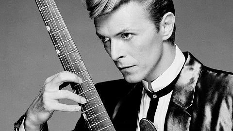 9. David Bowie. Hơn 45 triệu người đã tưởng nhớ nam ca sỹ quá cố này trên Facebook và những người hâm mộ David Bowie cũng chia sẻ sự đau buồn và thương tiếc của họ qua những buổi tưởng niệm và trang Facebook cho nam ca sỹ này. 