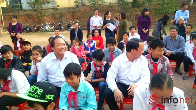 Bộ trưởng Trương Minh Tuấn không ngồi hàng ghế danh dự mà ngồi cùng trẻ em dân tộc bán trú trong cuộc gặp với thầy trò nhà trường