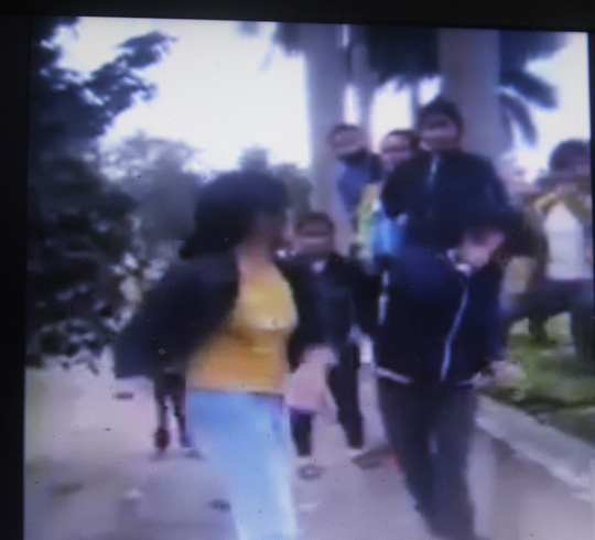 Cảnh nữ sinh lớp 10 bị đánh đập - Ảnh chụp từ clip