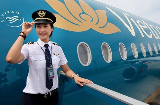 Vẻ đẹp như hotgirl của nữ cơ trưởng Vietnam Airlines