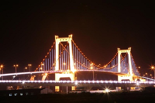 Đà Nẵng khuyến cáo du khách không leo lên đỉnh cầu Thuận Phước