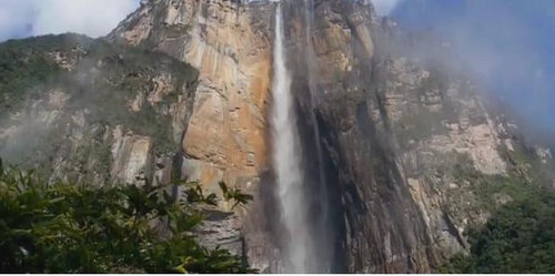 The Angel là ngọn thác có dòng chảy liên tục cao nhất thế giới với độ cao lên tới 979m. Xung quanh luôn có rất nhiều sương do nước bắn lên thành hơi rất mạnh.