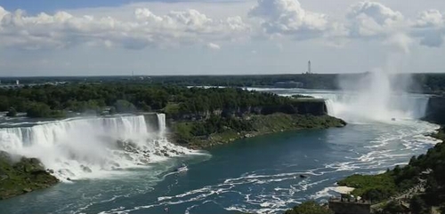 Niagara rất rộng lớn và hung vĩ. Nơi đây có một vẻ đẹp khó cưỡng đến nỗi hàng năm có tới 14 triệu lượt khách đến thăm quan thác này.