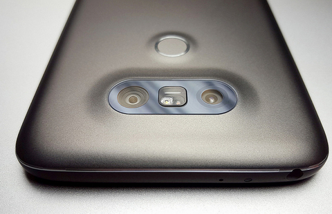 9 - LG G5. LG G5 được coi là đối thủ cạnh tranh đáng gườm nhất của Galaxy S7. Năm nay, LG đã đặt cược rủi ro với việc đề xuất một điện thoại thông minh mô-đun. Mặc dù chất lượng nhưng thiết bị đã không gặt hái được thành công như mong đợi. Chí ít nó làm người dùng thấy tò mò.