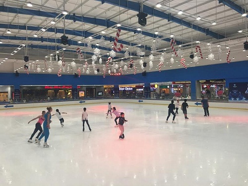 Sân băng Vincom Ice Rink Thảo Điền là điểm hẹn yêu thích của cả người chơi chuyên nghiệp và nghiệp dư.