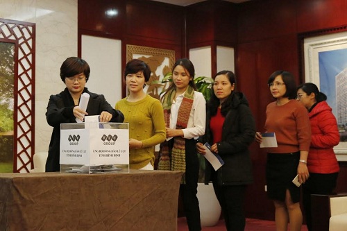 Cán bộ nhân viên tập đoàn FLC quyên góp ủng hộ người dân Bình Định