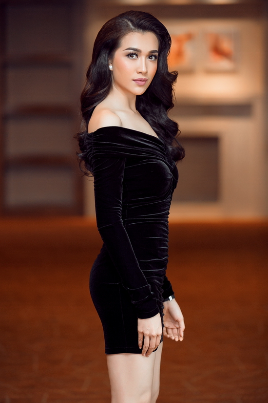 Trở về chuyến quảng bá Miss Universe 2016 tại Philippines, Lệ Hằng thể hiện sự đầu tư và đổi mới về phong cách ăn mặc, từ tinh tế, nhẹ nhàng đến yêu kiều quyến rũ. Bên cạnh đó, cô mạnh dạn chọn phối cùng nhiều món đồ thời trang đẳng cấp giúp mang lại vẻ ngoài chỉn chu và đẹp mắt nhất có thể.