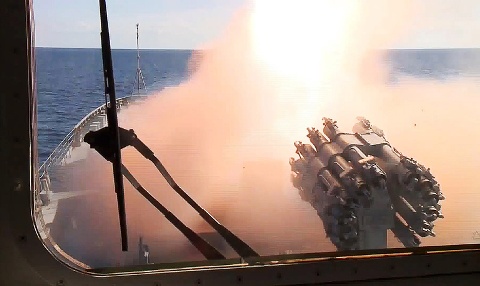 Tàu khu trục Đô đốc Grigorovich bắn một tên lửa hành trình Kalibr vào chiến trường Syria. Mục tiêu là các nhà máy đạn dược, kho vũ khí, nhiên liệu và các trung tâm huấn luyện.
