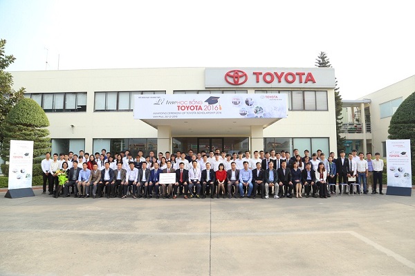 Lễ trao tặng Học bổng Toyota 2016 tại Vĩnh Phúc hôm qua (20/12)
