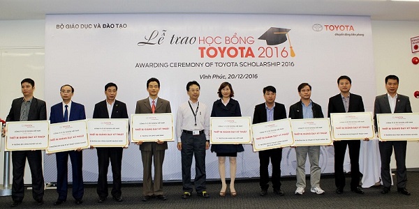 Đại diện 10 trường Đại học khu vực phía Bắc và Bắc Trung Bộ nhận bộ thiết bị kỹ thuật phục vụ giảng dạy từ Toyota Việt Nam