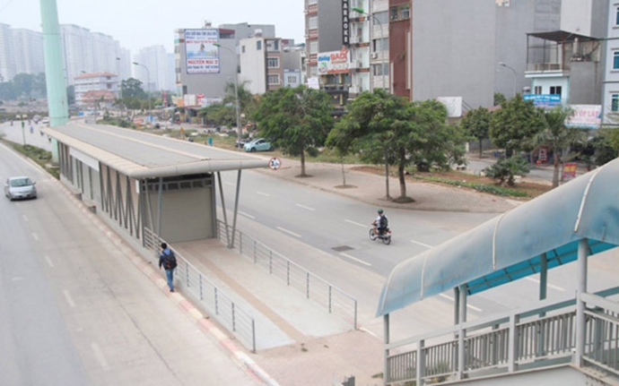 Xe máy lấn làn buýt nhanh Hà Nội bị phạt tới 400 nghìn