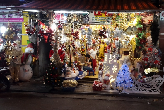 Một cửa hàng bán đồ Giáng sinh tất bật với nhiều mặt hàng hơn thường lệ