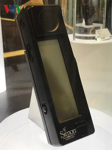 Điện thoại đời đầu IBM Simon - một trong những chiếc điện thoại di động đầu tiên được đưa lên kệ.