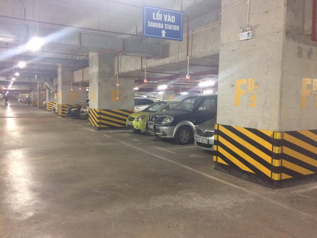 Nhiều xe ô tô, xe máy khách vãng lai gửi tại tầng hầm chung cư Thăng Long Number One  chiếm chỗ để xe của cư dân