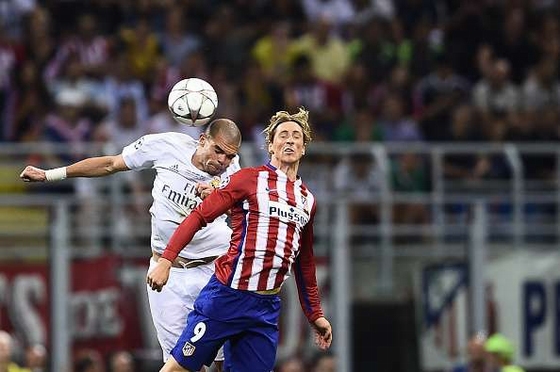 Pepe (trái) và Torres đều phải ra đi vào mùa hè 2017