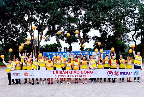 Chevrolet tặng gần 6.500 trái bóng cho học sinh Điện Biên