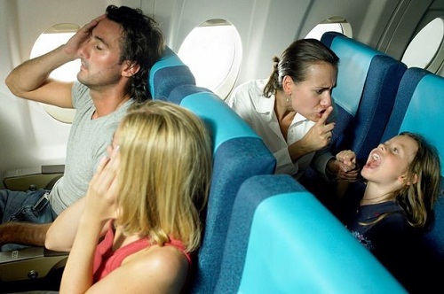 Cần làm gì nếu có trẻ em cùng đi trên chuyến bay?