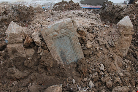 Ngôi mộ có kích thước khoảng rộng hơn 1,2m, dài hơn 2m, thành mộ cao gần 1m, trước có tấm bia bằng đá xanh ở chân mộ đã bị nghiêng do quá trình đào đất.