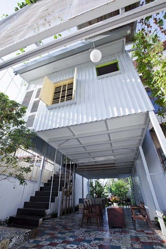 Nhà container ở Thuận An, Bình Dương: Ngôi nhà độc đáo với kết cấu mới lạ này “mọc lên” giảm thiểu tác động tới khu đất, đảm bảo cảnh quan xanh và dễ xây dựng. 
