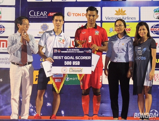  Văn Toàn chia đôi giải thưởng vua phá lưới với đội trưởng U21 Thái Lan. Ảnh: Đình Viên.