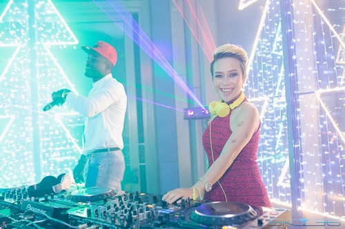 Từ thành phố Hồ Chí Minh, cặp đôi DJ – DJ Annaka và DJ Tio đã bay tới thành phố biển Đà Nẵng và khuấy động “Đêm Giáng sinh huyền thoại” bằng những bản nhạc cực “chất” khiến bất cứ ai có mặt trong đêm tiệc đều khó lòng đứng yên.
