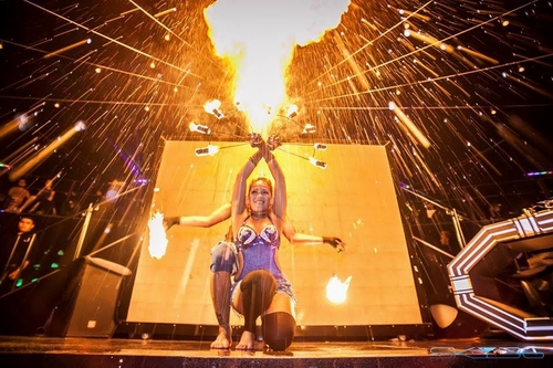 Trong âm thanh sôi động của âm nhạc điện tử, dancer người Ukraine với màn biểu diễn múa cột, múa lụa điêu luyện, đẹp mắt và những màn biểu diễn múa lửa sôi động của các vũ công Philippines sẽ “đốt cháy” toàn bộ không gian đêm tiệc.