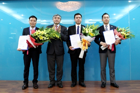 Thứ trưởng Nguyễn Minh Hồng trao quyết định bổ nhiệm cho các đồng chí Đặng Khắc Lợi, Hoàng Minh Tiến Và Lê Ngọc Bảo.