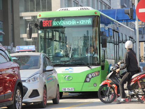 Lưu thông vào giờ cao điểm, buýt nhanh BRT cũng biến thành... buýt chậm