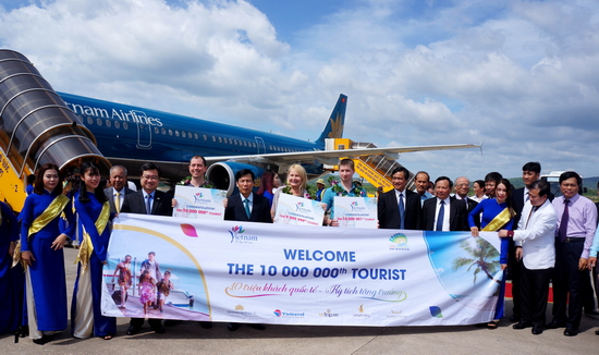 Các sự kiện du lịch tiêu biểu:  1. Lần đầu tiên Du lịch Việt Nam đón 10 triệu khách quốc tế trong một năm. Tổng thu từ du lịch đạt 400.000 tỷ đồng, về đích trước 4 năm so với mục tiêu đề ra tại Chiến lược phát triển du lịch Việt Nam đến năm 2020, tầm nhìn 2030.