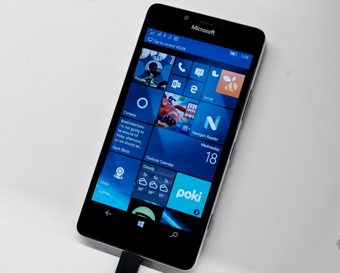 1. Microsoft Lumia 950. So với giá bán khi ra mắt, sản phẩm này đã bị giảm tới khoảng 9 triệu đồng/sản phẩm. Microsoft Lumia 950 có camera chính, phụ với độ phân giải ấn tượng 20MP/5MP. Máy được trang bị chip Qualcomm MSM8992 Snapdragon 808, RAM 3GB, ROM 32GB, dung lượng pin 3000 mAh. Máy sở hữu viên pin có dung lượng 3000 mAh, chạy trên nền tảng hệ điều hành Microsoft Windows 10 và tích hợp các kết nối thông dụng như WLAN, Bluetooth, cổng USB, jack cắm tai nghe 3.5mm.