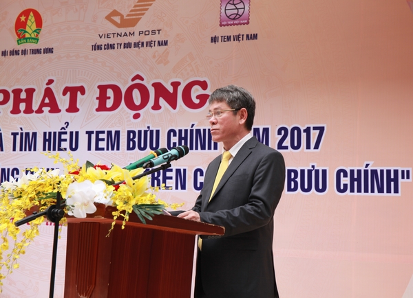 Ông Đinh Như Hạnh, Chủ tịch Hội Tem Việt Nam phát biểu tại buổi lễ.