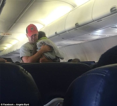 Anh bế đứa bé và dỗ nó bằng cách đi dọc cabin trong suốt chuyến bay từ Minneapolis đến Atlanta (Mỹ), để giúp người mẹ có thêm thời gian nghỉ ngơi.