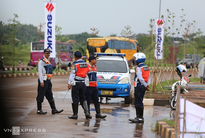 Cảnh sát Indonesia phong toả mọi ngả đường vào sân Pakansari trong phạm vi khoảng một kilomet.