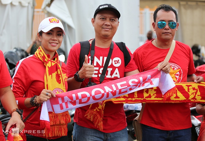 CĐV Việt Nam và Indonesia giao lưu trước trận đấu.