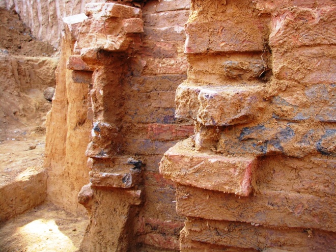 Mộ cổ được xây bằng gạch rất khít nhau, những viên gạch còn khá chắc chắn.