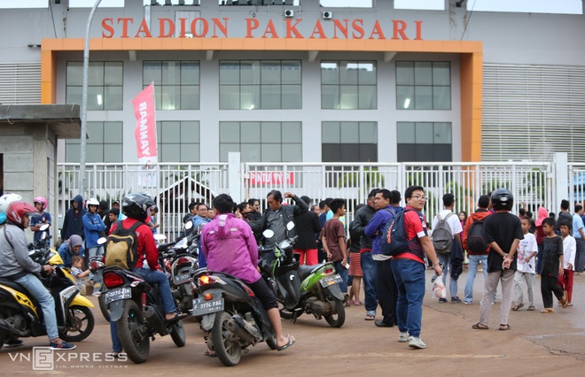 Các CĐV Indonesia kéo đến chờ sẵn ở cổng sân Pakansari có sức chứa 30.000 người.