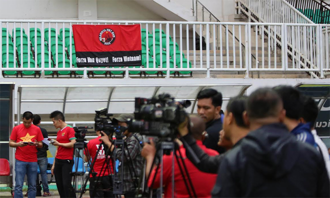 Hội CĐV Milan treo một lá cờ cổ vũ Văn Quyết và đội tuyển Việt Nam trên khán đài. Trận đấu diễn ra lúc 19h ngày 3/12, trực tuyến trên VnExpress. Trận lượt về tổ chức ở Mỹ Đình ngày 7/12.