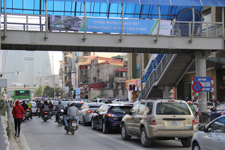 Tuyến đường Tố Hữu-Lê Văn Lương thường xuyên xảy ra tình trạng ùn tắc khiến tuyến buýt nhanh vẫn chưa thể đạt tốc độ như dự định
