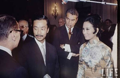 Với tư cách là Phó Tổng thống phu nhân, bà Mai luôn có mặt bên chồng trong các sự kiện
