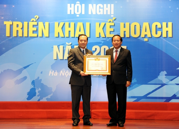 Bộ trưởng Trương Minh Tuấn trao bằng khen Chiến sỹ thi đua toàn quốc cho Tổng Giám đốc VNPT Phạm Đức Long.