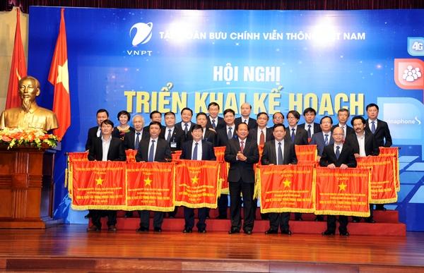 Bộ trưởng Trương Minh Tuấn trao Cờ thi đua của Chính phủ cho các đơn vị của VNPT đã xuất sắc trong phong trào thi đua năm 2016.