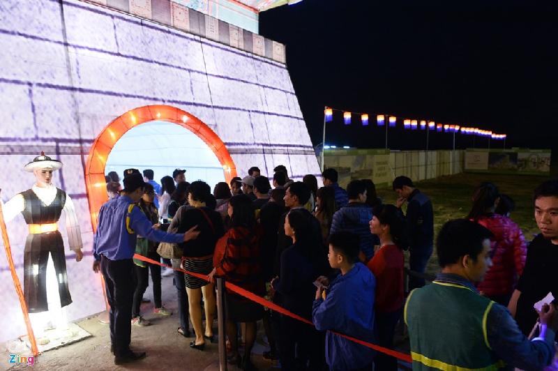 Mở cửa từ 17h hàng ngày, ngay từ chập tối, hàng trăm người đã xếp hàng dài chờ soát vé tại cổng.