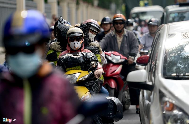 Trên nhiều tuyến đường ở Sài Gòn, cảnh người dân ôm đồm hàng hóa xuất hiện nhiều hơn bình thường. Do hôm nay là ngày làm việc cuối cùng của năm 2016, nhiều chị em vội vã về quê sớm để tránh cảnh ùn tắc vào cuối buổi có thể xảy ra. Ảnh: Lê Quân.